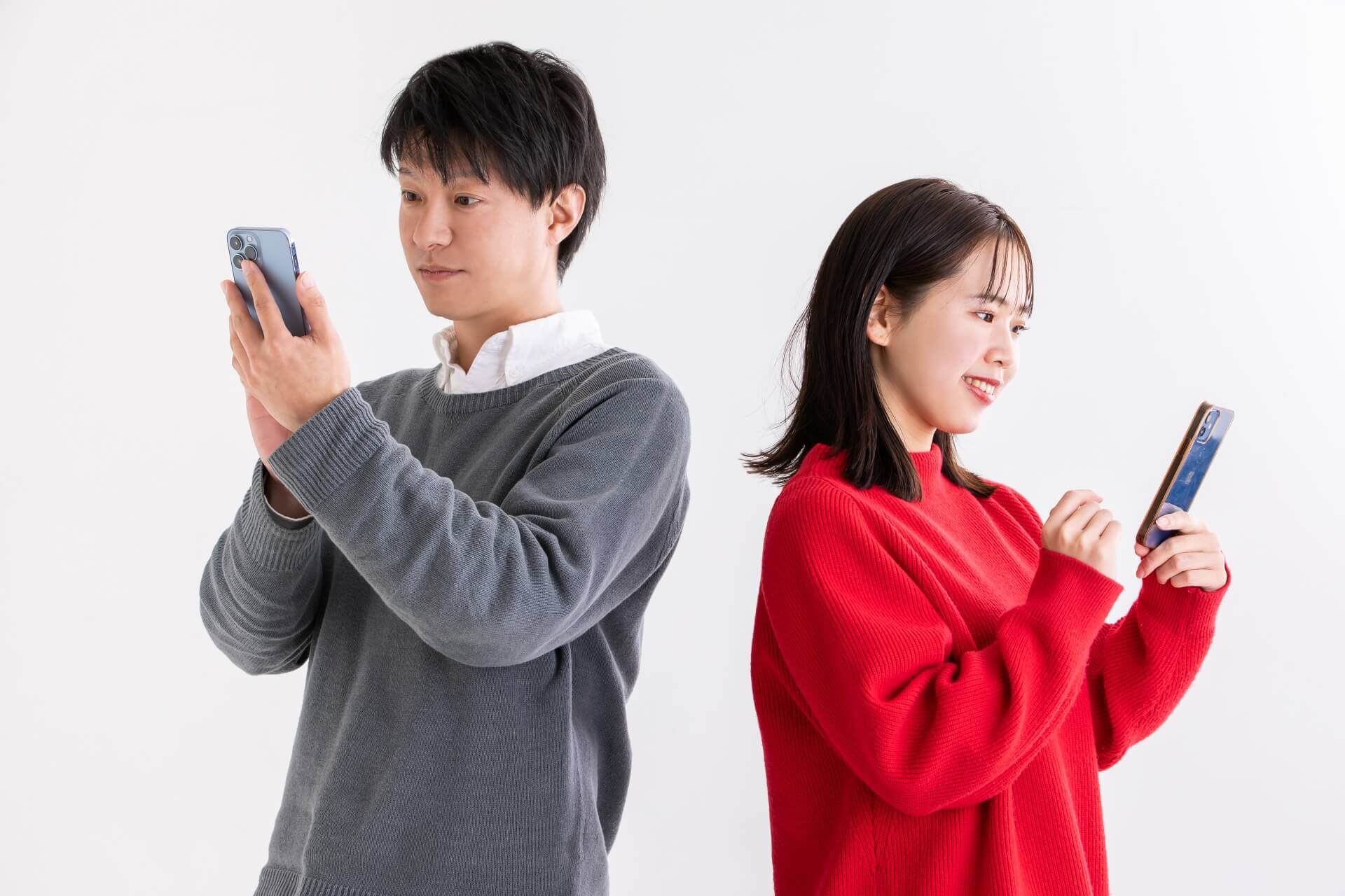 スマホを操作する若い男女