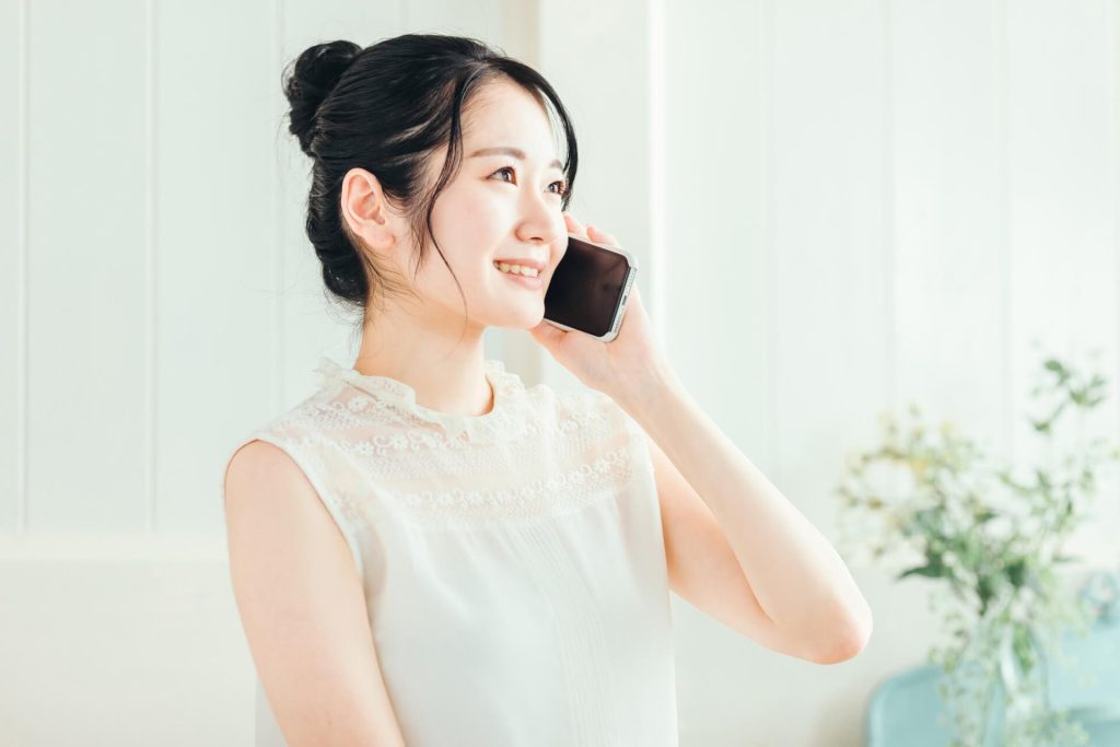 スマートフォンで話す若い女性