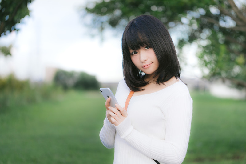 スマホを持つ女性