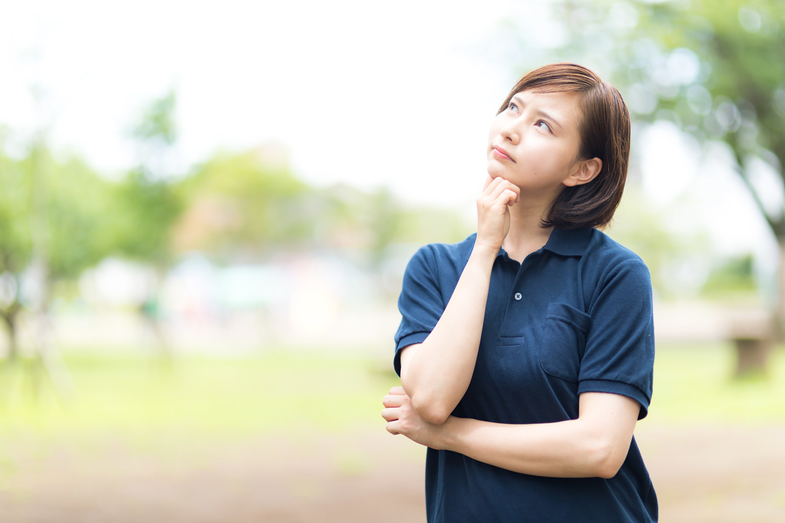 考える女性