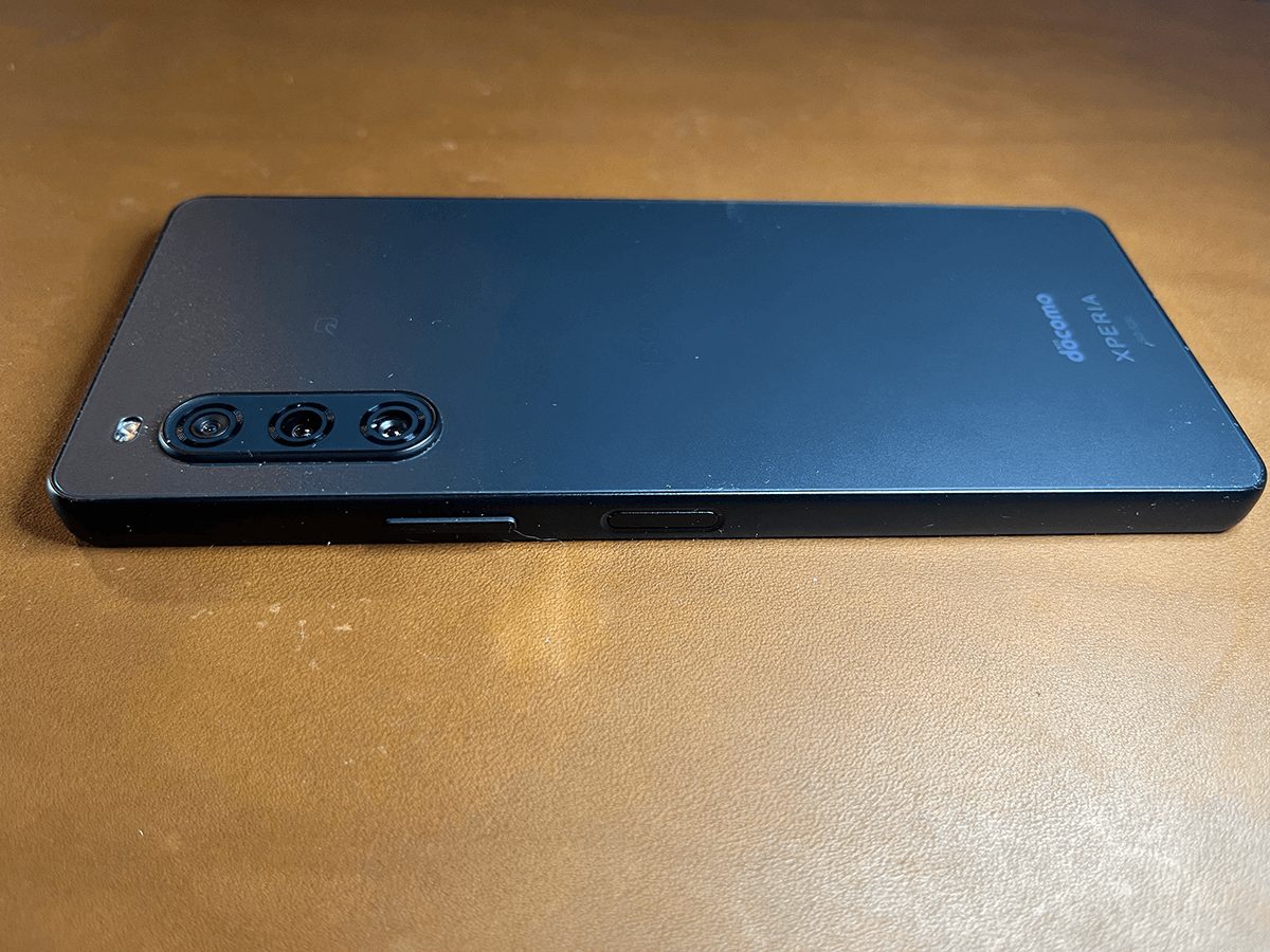 Xperia 10 Vの電源側の側面